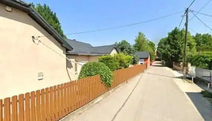 Barkacsbolt Gepkolcsonzes Gepi Foldmunka Es Foldmeres Utcakep Es 360deg - Balatonkenese