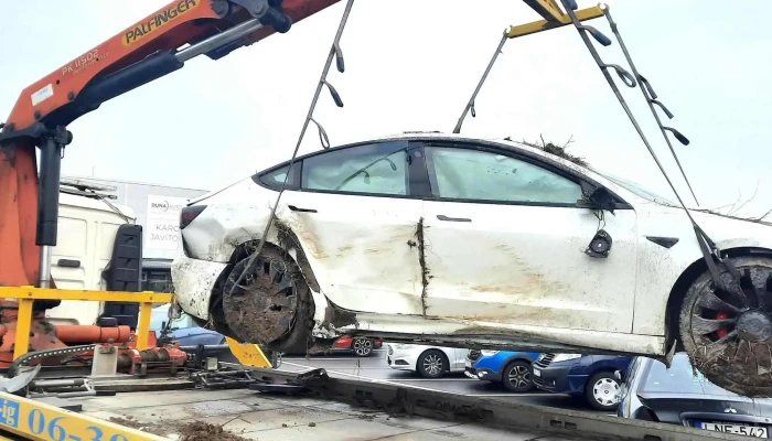 Duna Auto Tesla Karosszeria Javito Fotok - Budapest
