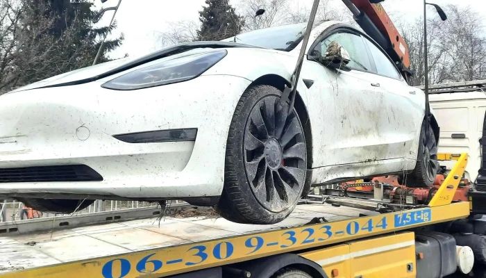 Duna Auto Tesla Karosszeria Javito Helyszin - Budapest
