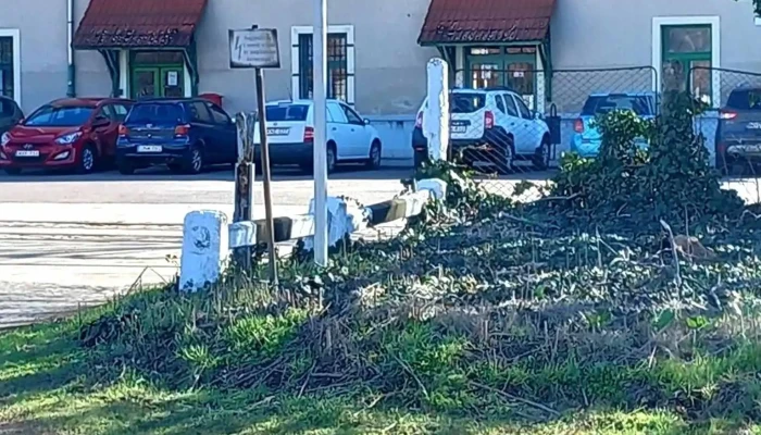 Gyöngyös vasútállomás 125 éves alapítási emlékmű - Magyarország