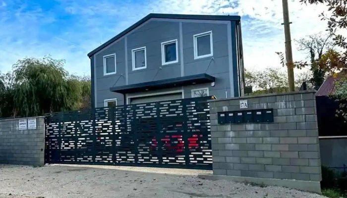 Jenzsi Car -  A Tulajdonostol - Erdőkertes