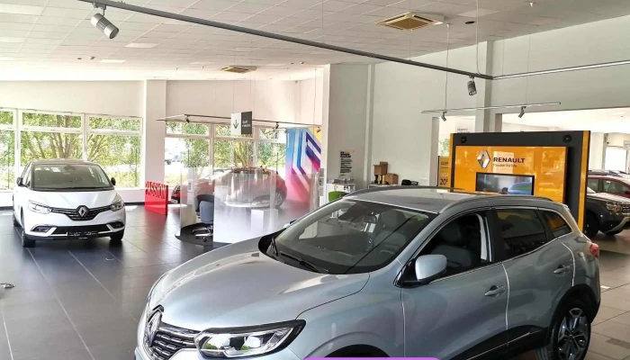 Renault Mosonmagyarovar   Autoszalon Es Szerviz Belul - Mosonmagyaróvár