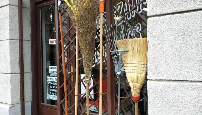 Szerszám és barkács szaküzlet. - Kazinczy U. 1