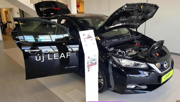 Toyota Gyor   Autoszalon Es Szerviz Belul - Győr