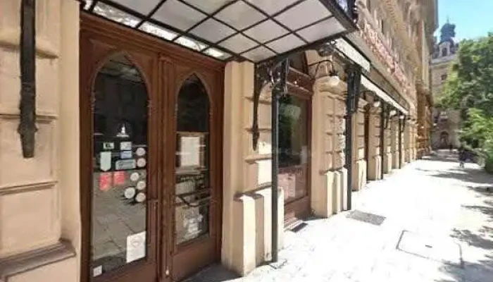 Uj Ember Konyvesbolt Utcakep Es 360deg - Budapest