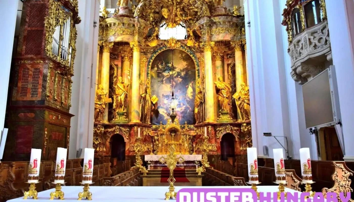 Zirci Ciszterci Apátság - Rákóczi Tér 1